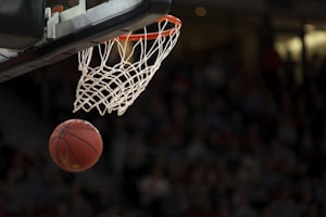 NBA季后赛关键场次直播，球员投篮瞬间